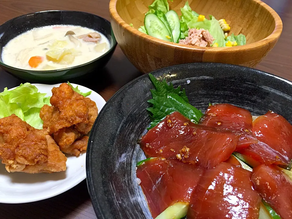 マグロ漬け丼
唐揚げ
豆乳スープ
サラダ|mamiさん