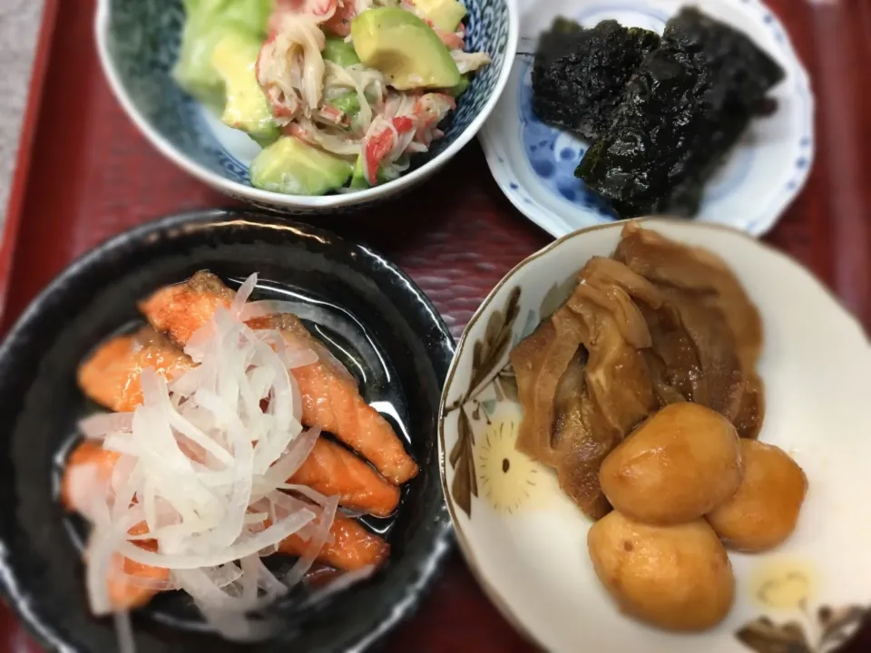 ばんごはん。鮭南蛮漬、里芋-麩煮物、海苔揚げ、アボカドサラダ|こぼるさん