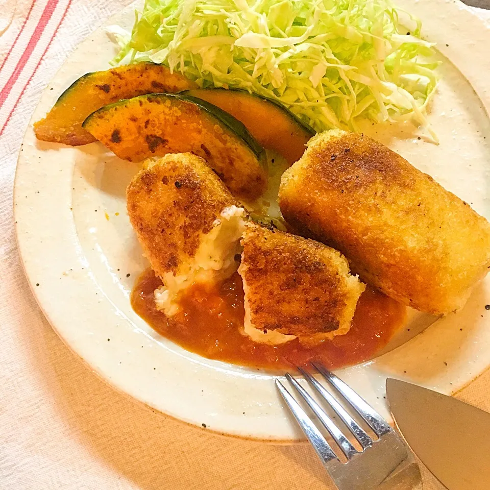 Snapdishの料理写真:鮭とキノコ🍄のクリームコロッケ🍽|okawarisanさん