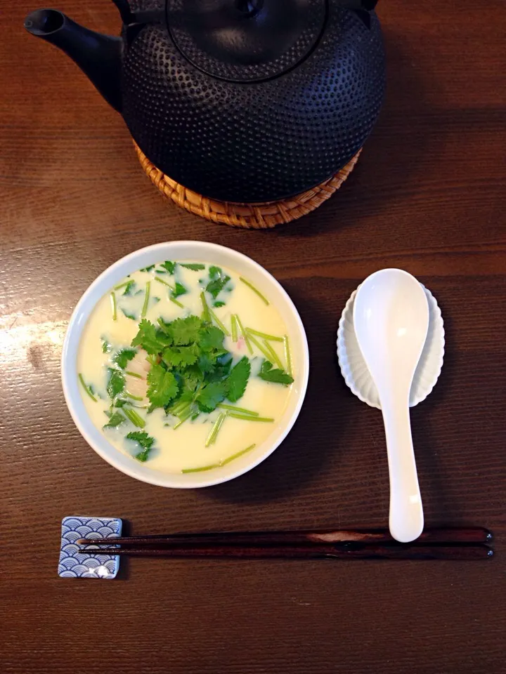 海老とパクチーの茶碗蒸し、底に春雨入り。蒸しあがってから追パクチー乗せてスダチをギュっと絞っていただきます。
パクチーは好き過ぎて自宅で栽培し始めました。|しらこさん