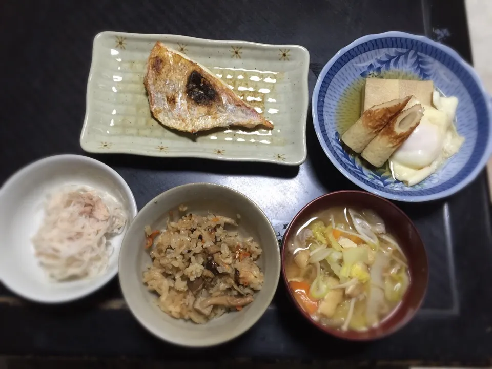 炊き込み御飯 豚汁 連子鯛の塩焼き 高野豆腐 春雨とシーチキンのマヨサラダ|さちっこさん