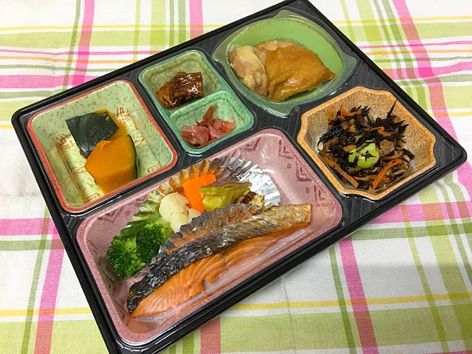 Snapdishの料理写真:チキンのレモン風味ステーキ 日替わり弁当 豊川市宅配|Naokazu Kuritaさん