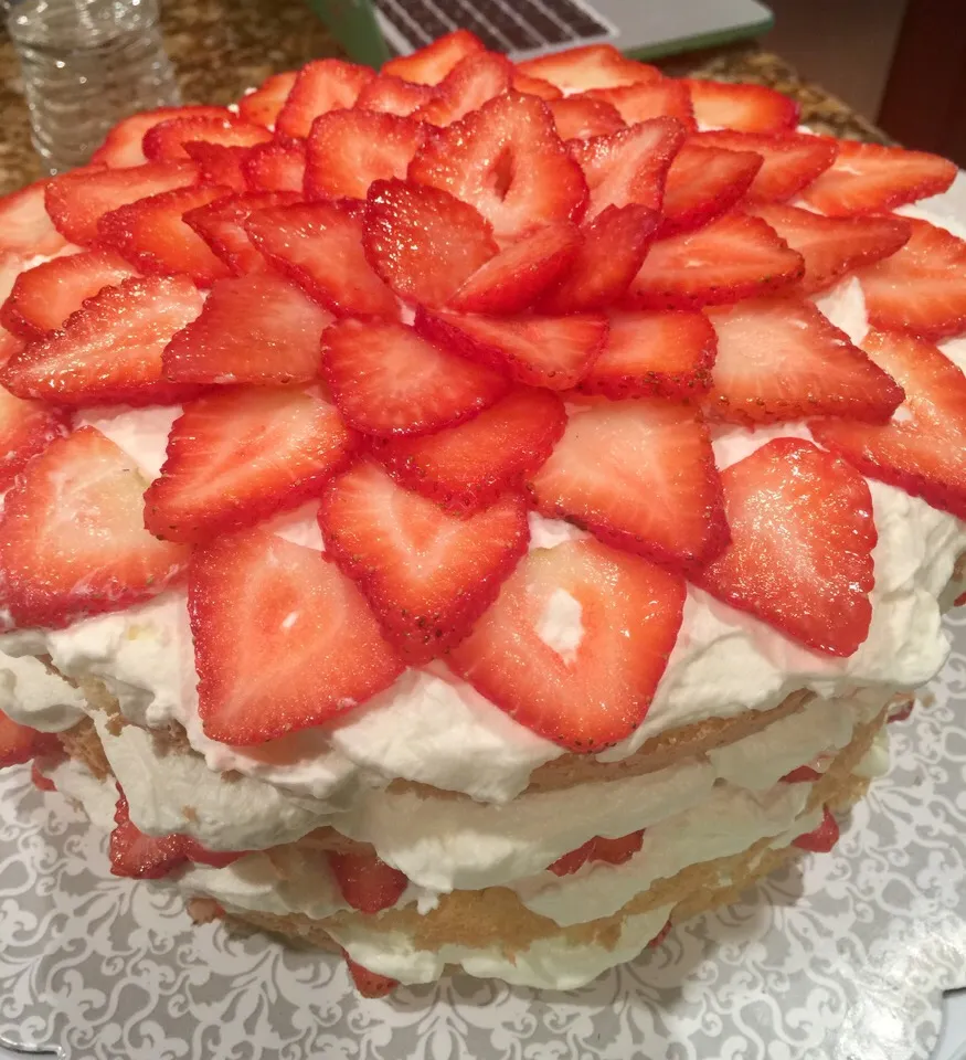 Another Version:  "Strawberry 🍓 Shortcake" made of organic strawberries 🍓 🍓🍓 topped with cream cheese 🧀 frosting!|Alma's Home Kitchenさん