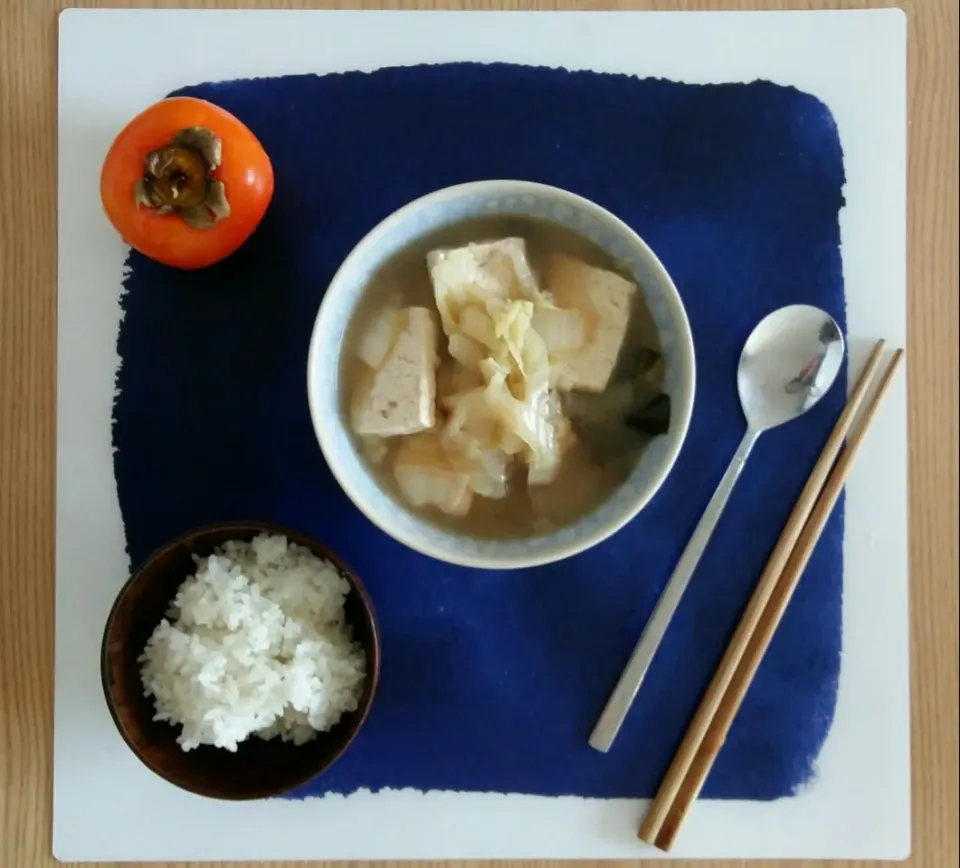 Breakfast: tofu cabbage soup, rice, sweet persimmon.|Liciaさん