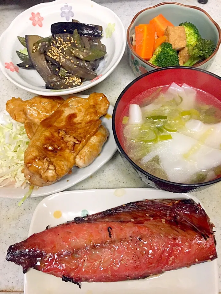 家族ご飯

昨日…

鯖みりん干し
ブロッコリーと厚揚げの煮物
オクラとナスの生姜煮
豚肉の甘辛焼き
ワンタンスープ|megureiyaさん