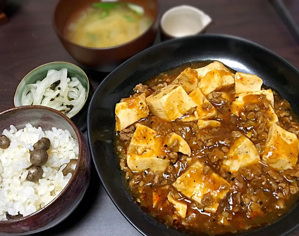 晩ごはん  麻婆豆腐 むかごご飯 大根の即席漬け 玉ねぎとじゃがいもの味噌汁|ぽんたさん