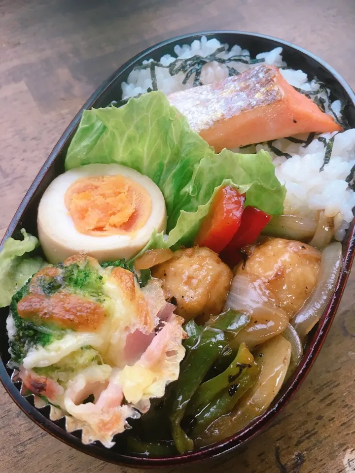 今日のお弁当
・鶏肉団子の甘酢和え
・ブロッコリーとハムのカップグラタン
・味玉
・焼塩鮭|akiさん