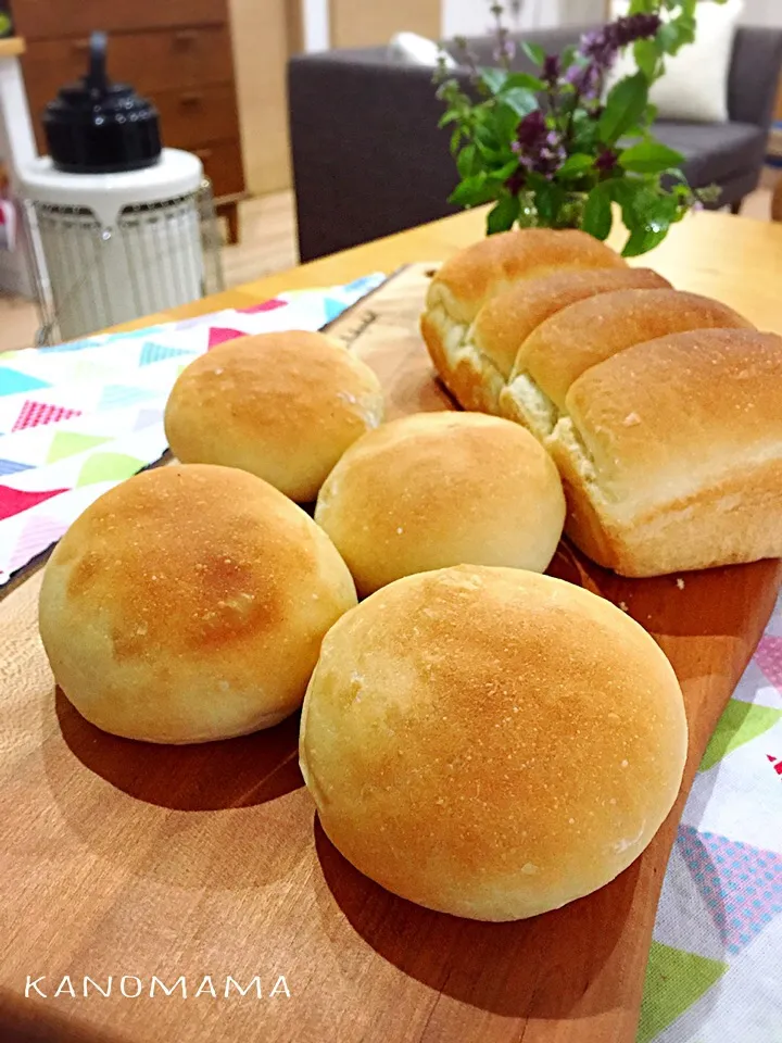 Snapdishの料理写真:ミニ山食&まるパン♪|ゆきさん