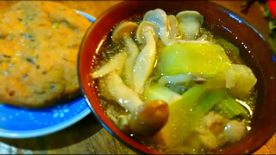 きのこたっぷり💕                                                        ﾁﾝｹﾞﾝ菜 と 豚 の 中華風スープ🍜                                               舞茸、しめじ、なめこ🍄|メイメイda.さん