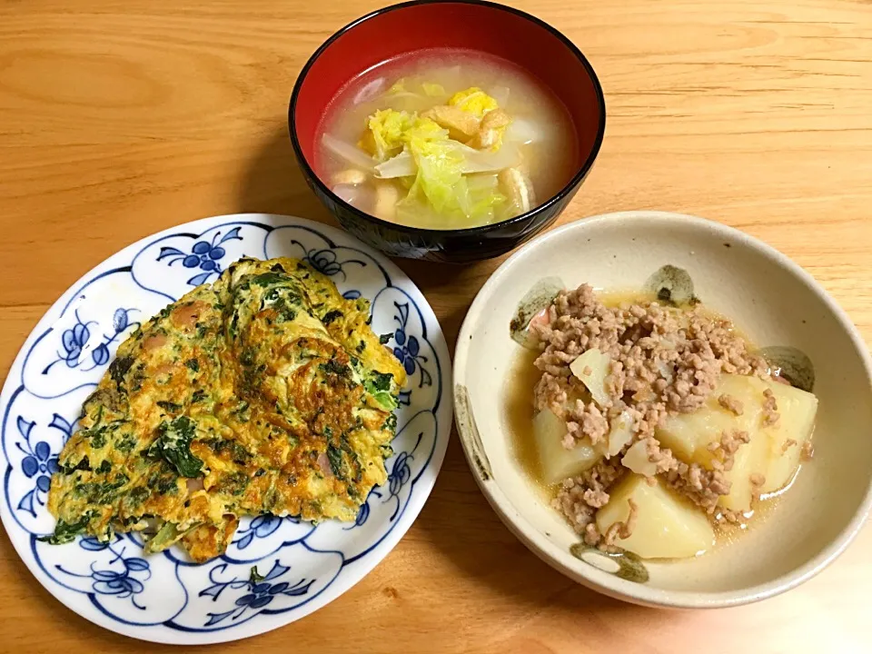 小松菜とウインナーとエリンギのオムレツ⭐️じゃが芋のそぼろ煮⭐️白菜とお揚げのお味噌汁|ほなさん