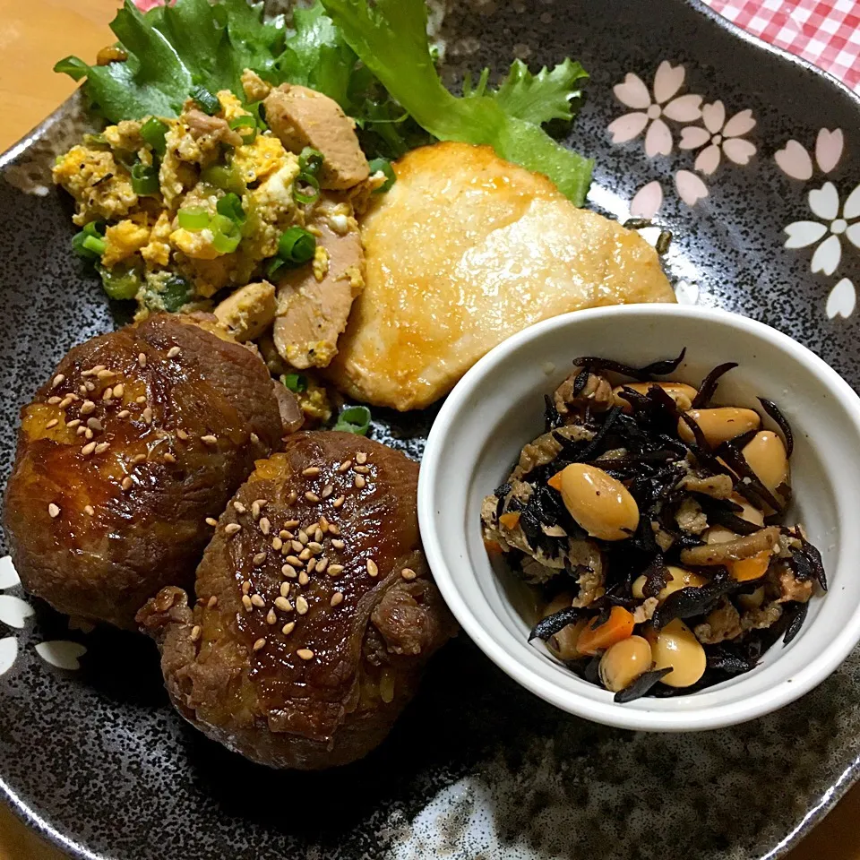 メカジキの🍋レモン風味と
ひじきに鶏の親子似
肉巻きおにぎり（╹◡╹）|eiyadeさん