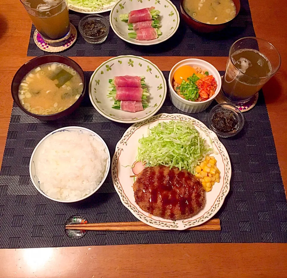 夕飯...♪*ﾟ

メンチカツ
生ハムきゅうり
じゃがいもの味噌汁
高菜漬け
納豆|sugisaki ❥❥さん