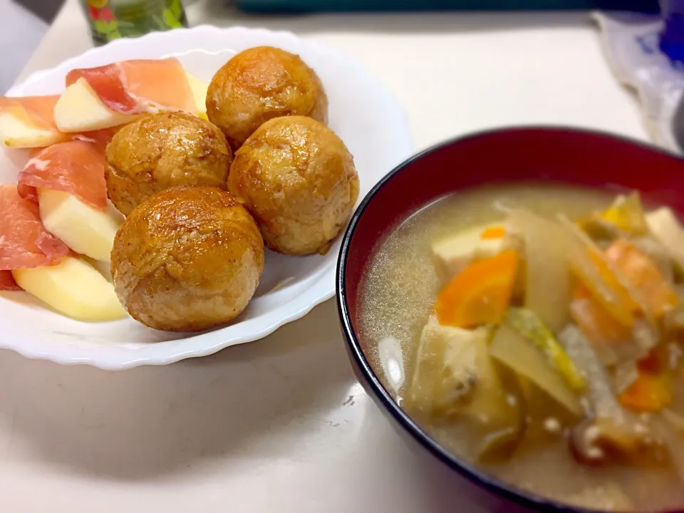 肉巻きおにぎり、林檎🍎と生ハム、
豚汁？！(^^)|Yukihiko Ishidaさん