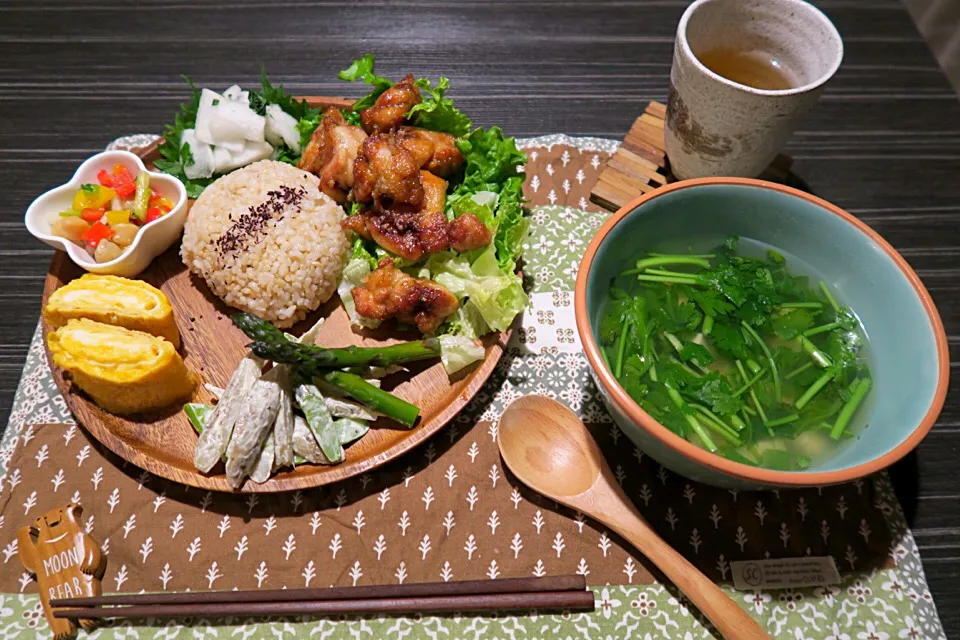 今夜のおうちごはん。玄米、米粉唐揚げ、カラフル野菜とひよこ豆塩麹漬け、大根浅漬け、出汁巻卵、アスパラと牛蒡サラダ、パクチースープです。|かれんさん