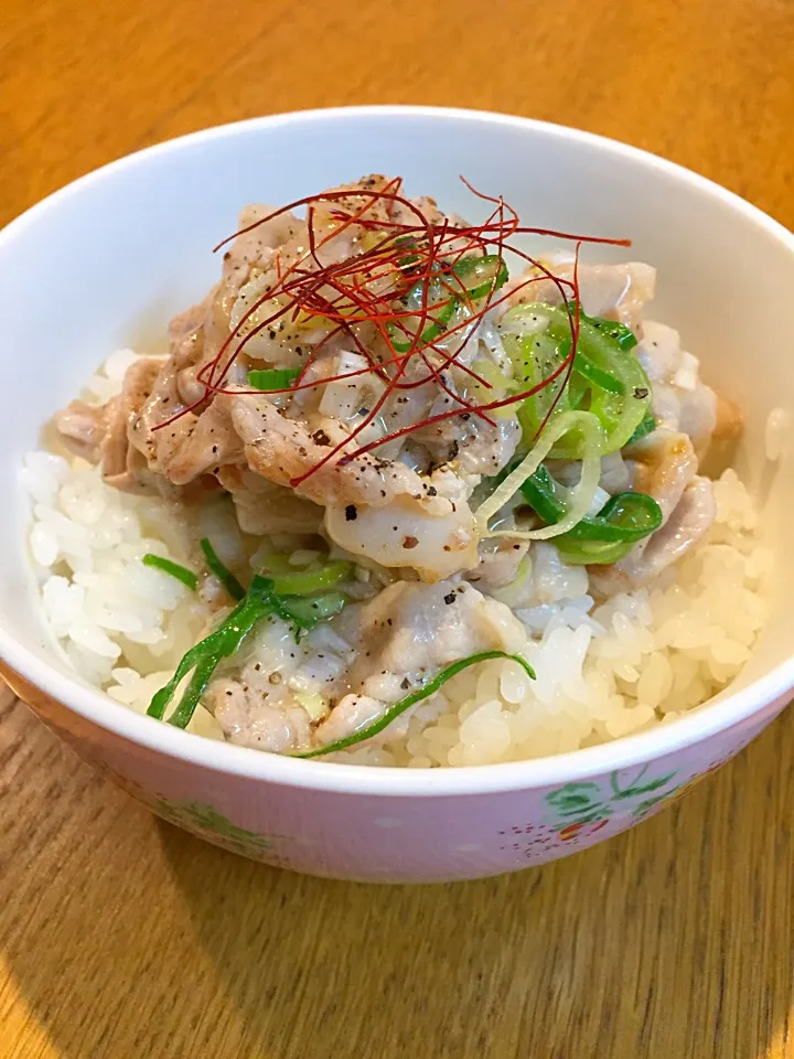 豚バラネギ塩丼|まつださんさん