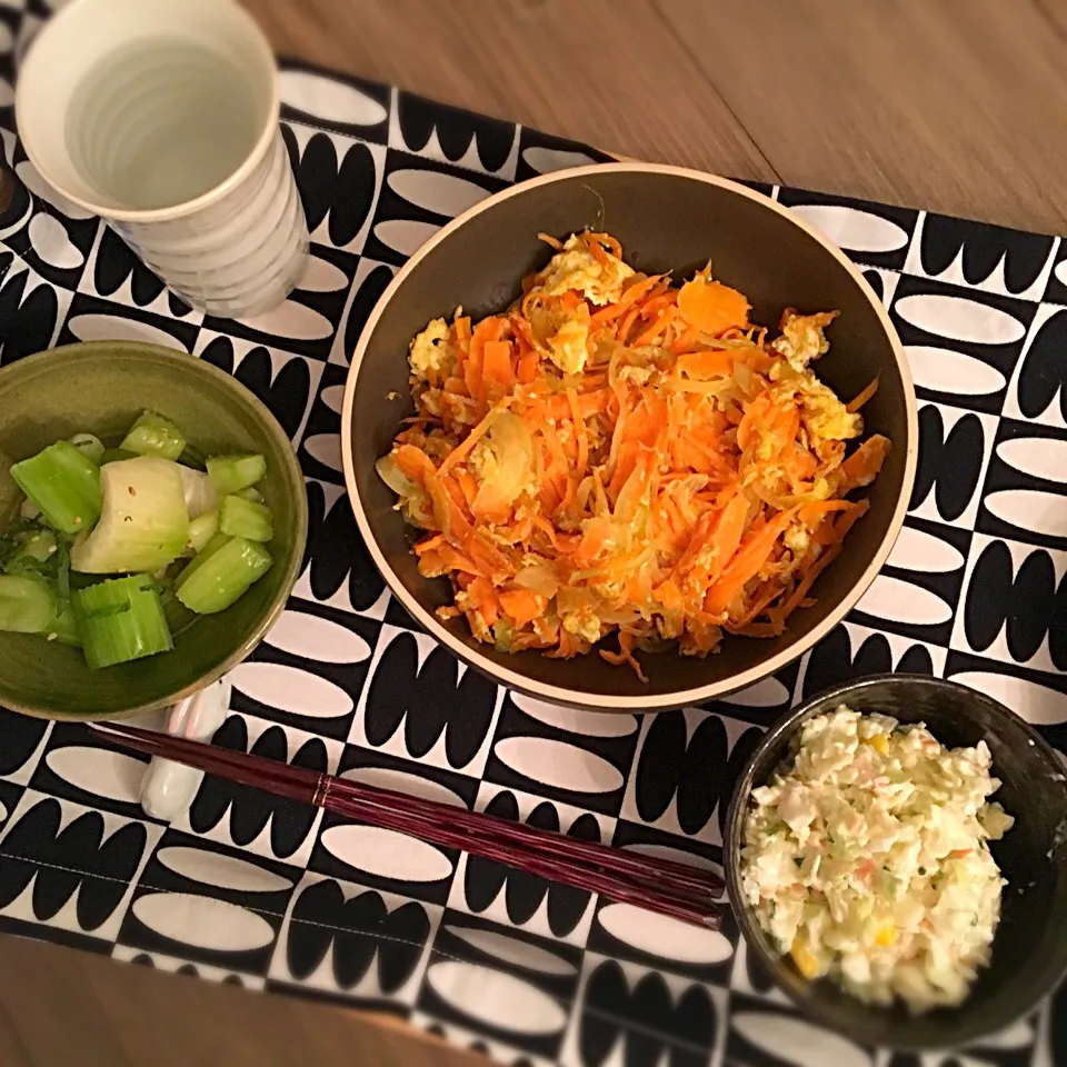 1人晩ご飯はお野菜づくし。お湯割が丁度良いシーズンになりました(o^^o)|Yuka Tさん