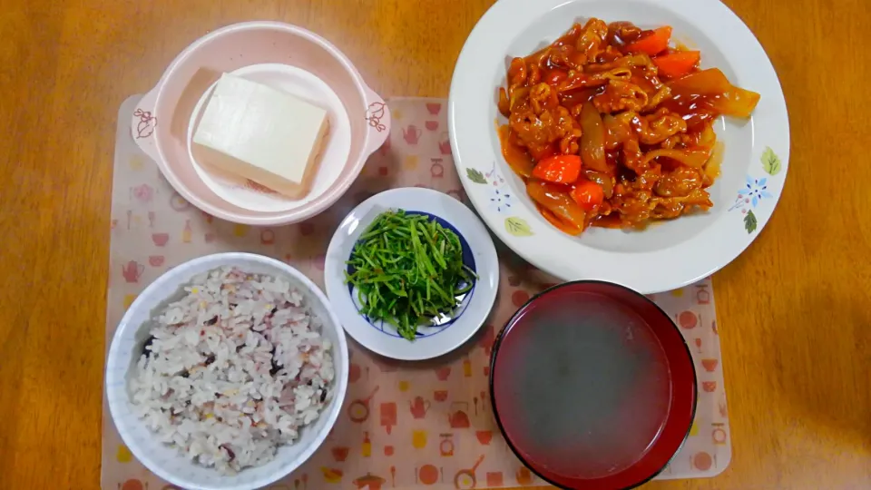 １１月６日　酢豚　豆苗のおひたし　湯豆腐　わかめスープ|いもこ。さん