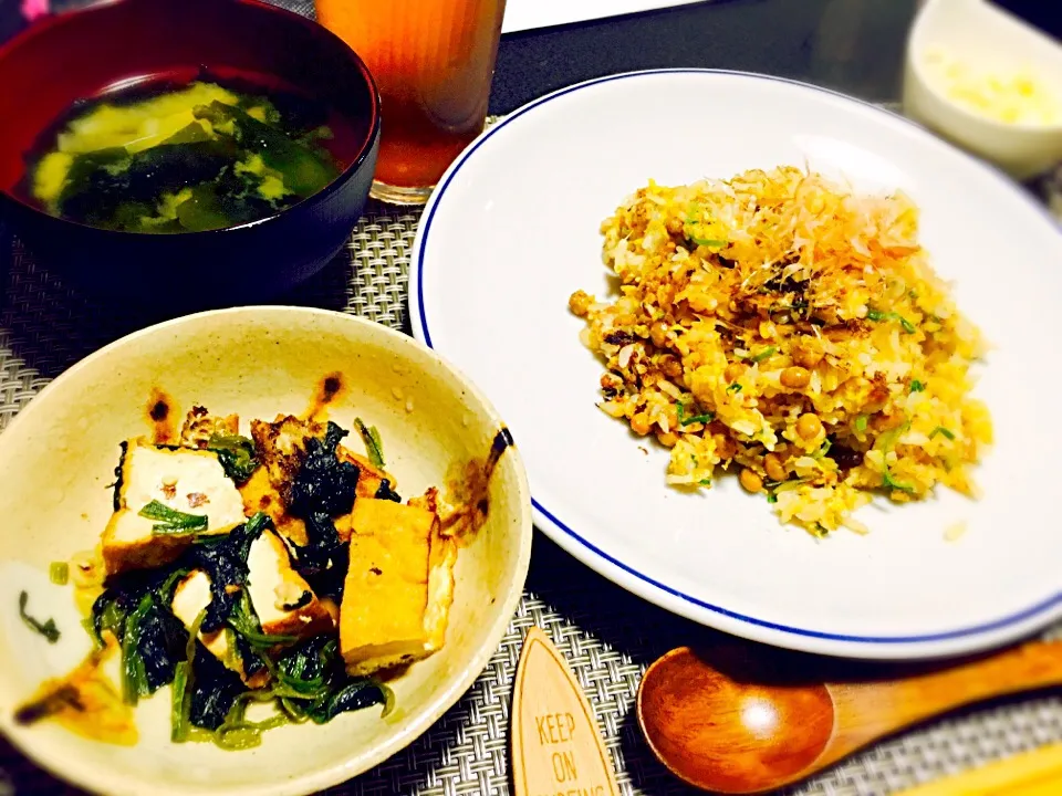 Snapdishの料理写真:納豆チャーハン、ほうれん草と厚揚げ、大根の味噌汁|ありかさん