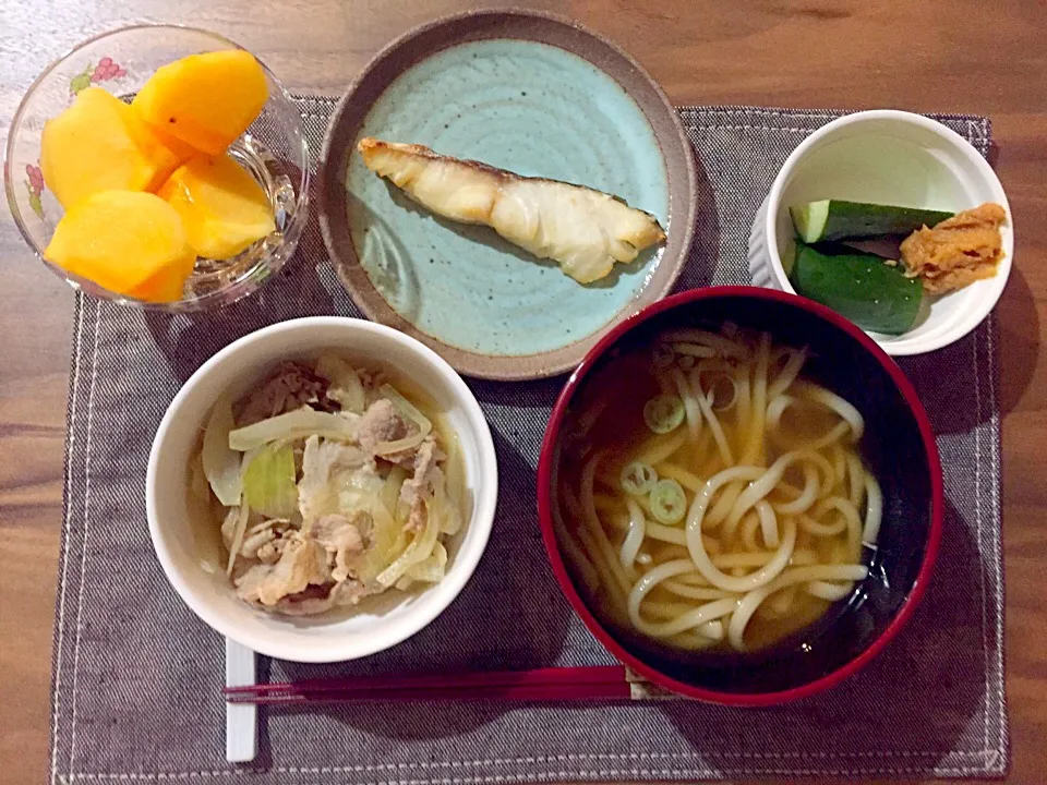 魚、味噌汁かわりのうどん、
豚丼の具、柿|せさん