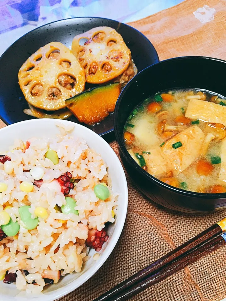 Snapdishの料理写真:タコ飯
ナメコ味噌汁
蓮根挟み焼き|ちいかまさん