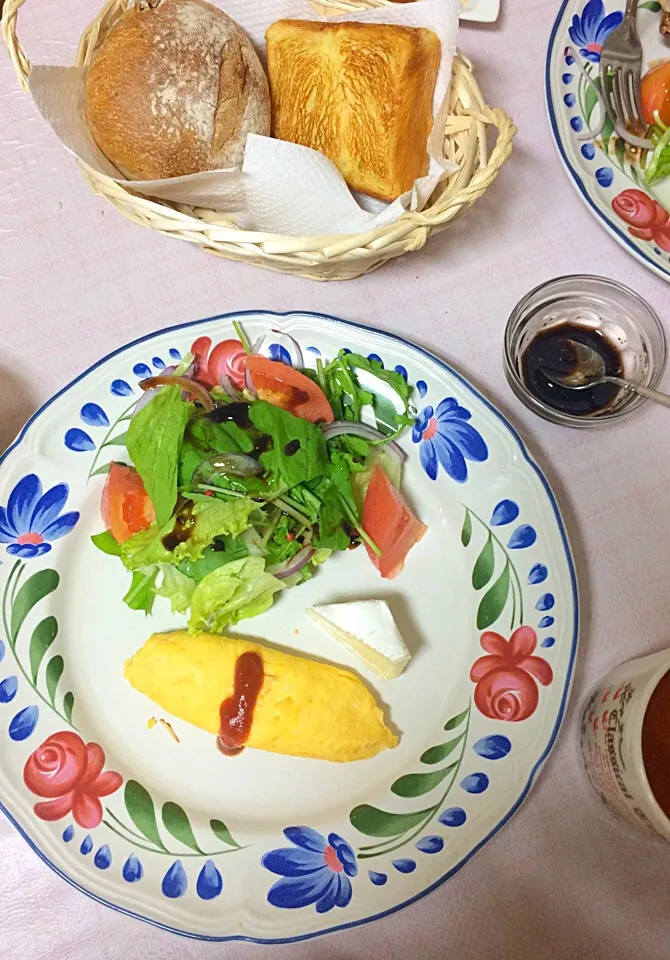 Snapdishの料理写真:朝食❤️久々投稿。サラダは、バルサミコドレッシング、卵1個でオムレツ🧀添え|ナタママさん