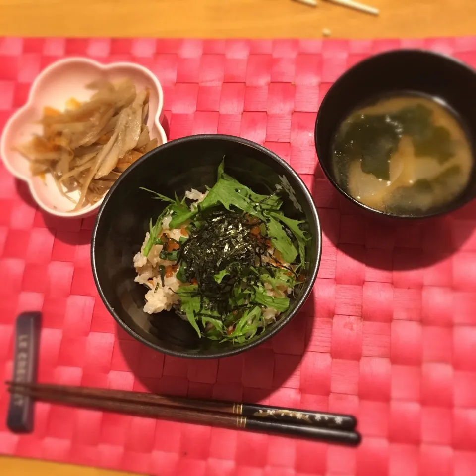 Snapdishの料理写真:鮭といくらの炊き込みご飯
味噌汁
きんぴらごぼう|えりさん