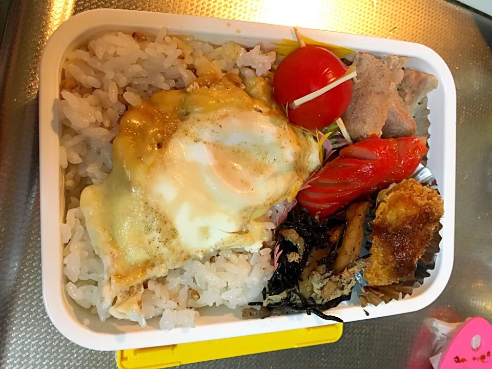 Snapdishの料理写真:とろけるチーズ乗せ目玉焼き弁当😋|みかさん