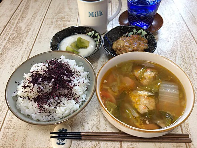 今日の男飯(＞人＜;)朝ごはんバージョン♬自作鳥団子のコンソメスープ粗挽きウィンナーを追加and納豆andしそごはんandヨーグルトwithグリーントマトピクルス♬|ひーちゃんさん