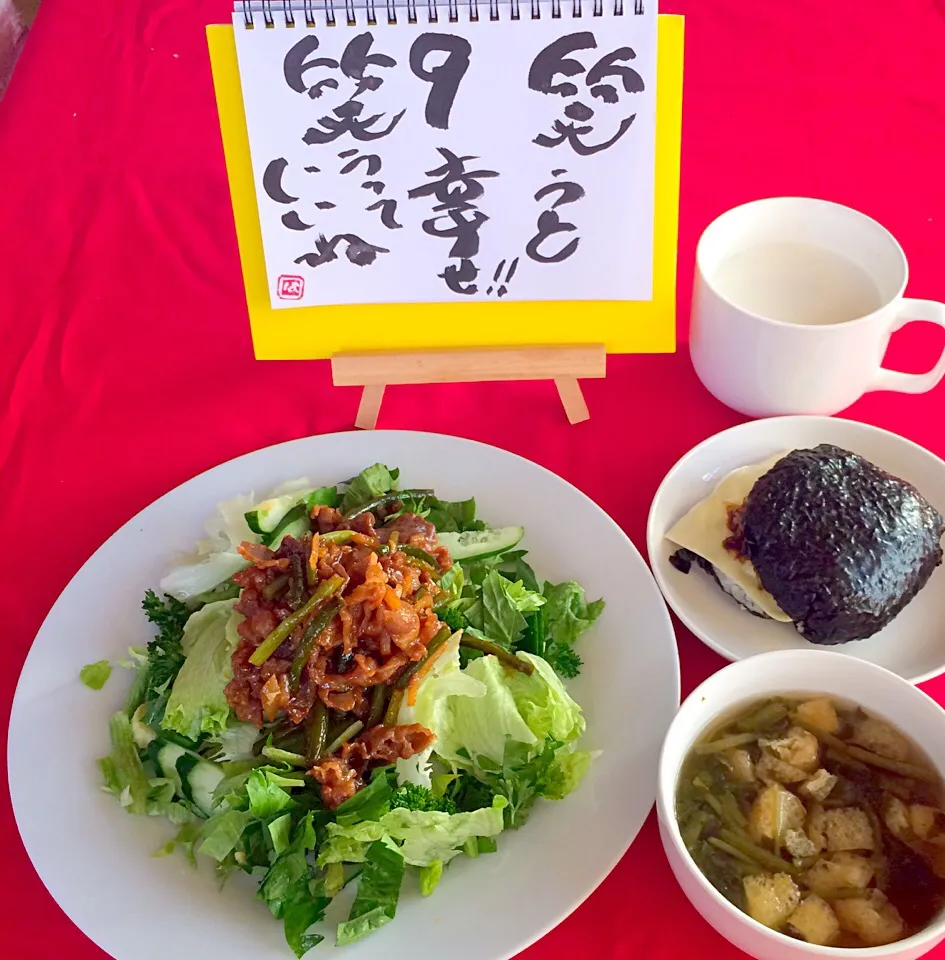 朝ごはんは勝負飯💖👍はみちゃんの気まぐれサラダ😊肉盛りサラダ🍖とガブっとおにぎり🍙チーズとおかかだよー💖GOODだよー|はみちゃんさん