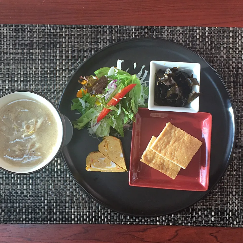 朝ごはん
野菜が高いので大切に食べます。
玉子焼き、アゲの含め煮、もやしのお味噌汁、サラダ、自家製昆布の佃煮|まりまり06さん