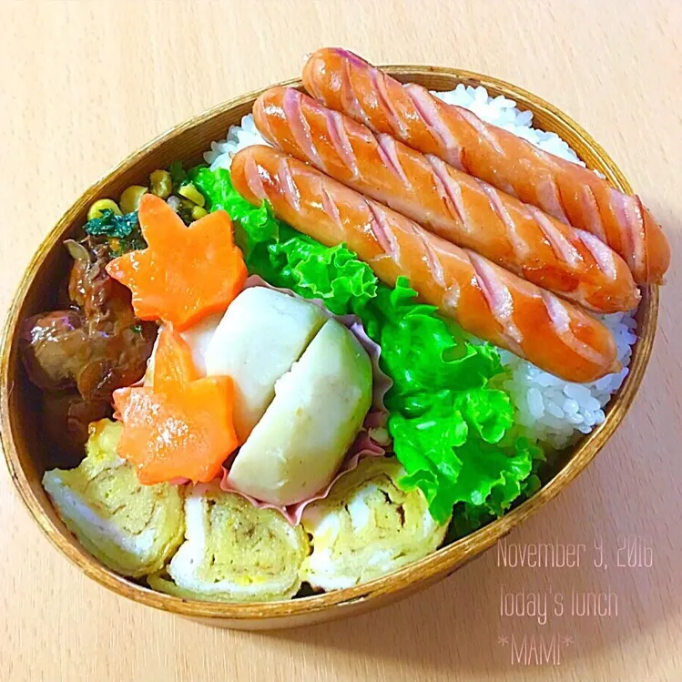 Snapdishの料理写真:11/9水曜日のお弁当☆

おはようございます💕

好きです！！！！！！

ウインナー٩꒰ ˘ ³˘꒱۶❣♥♡💕
＊ご飯の中に赤パプリカと牛ロースのステーキタレ焼きを挟み、上に特大焼きウインナーをのせました

＊鳥肝生姜甘煮付け
＊出し巻き卵
＊里芋と人参の炒め和風煮
＊ほうれん草とベーコンとコーンのバター焼き
です☆|mamiさん