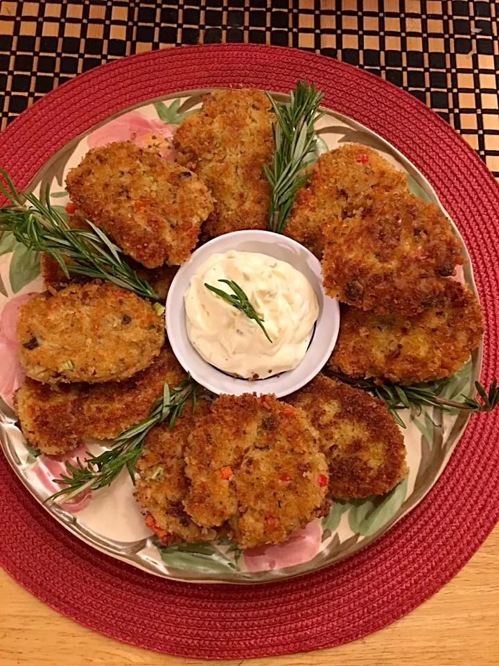 Snapdishの料理写真:Panko crusted salmon croquets with rosemary mayo dipping sauce|🌺IAnneさん