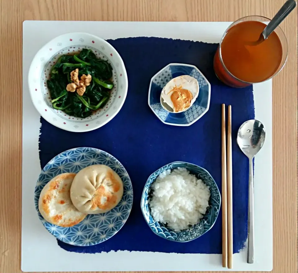 Breakfast: fried baozi, congee, boiled spinach, salty boiled egg.|Liciaさん