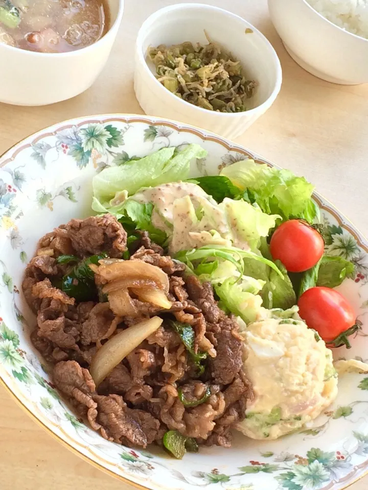 水曜日替わりカフェオーナー、ゆかりさんの焼肉ランチ‼️ボリューム満点。
いただきます！
今日6時までやってます＼(^o^)／

#cflat #cafe #OSAKA #shinsaibashi #心斎橋 #南船場 #カフェ #英会話|心斎橋  C Flat Cafeさん