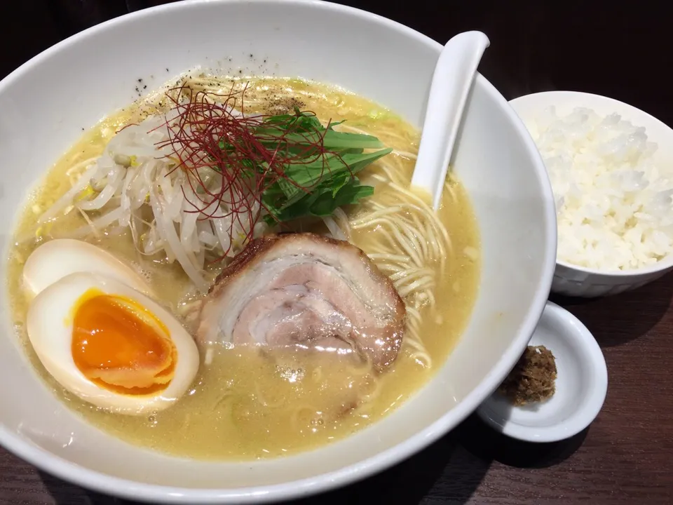 Snapdishの料理写真:鶏白湯味玉付き&小ライス🍜|まさとさん