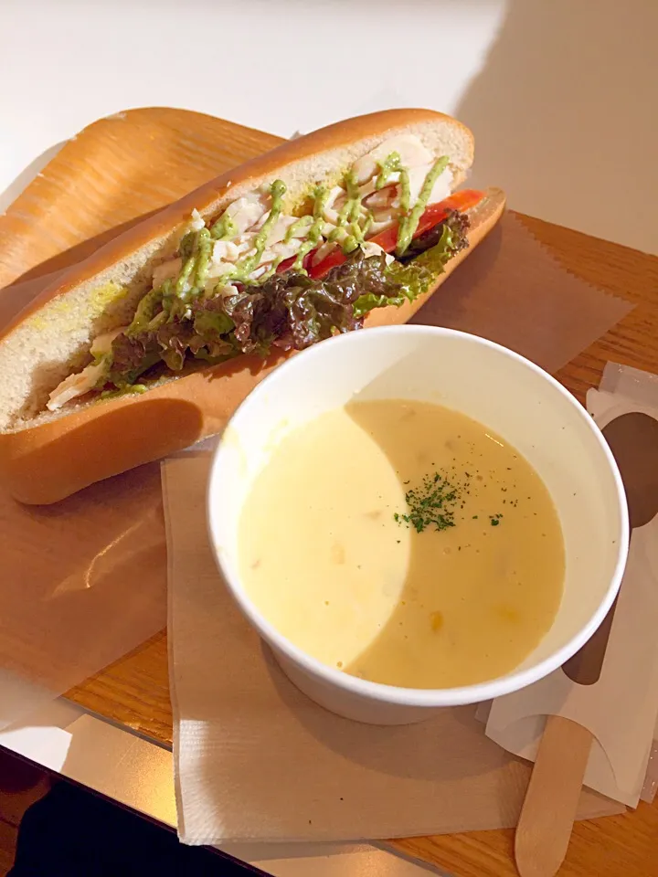 Snapdishの料理写真:今日のランチ💛大好きスープとサンドイッチ🍞🍅🍃|まみりんごさん