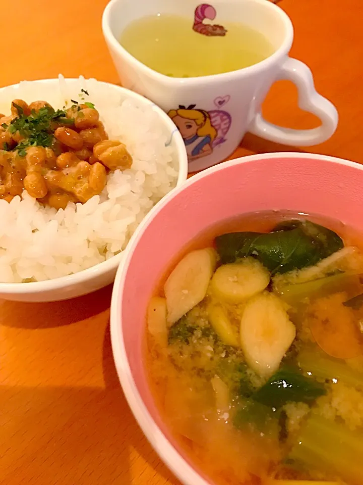 朝御飯  青海苔納豆  真菰だけと青梗菜生姜のお味噌汁   煎茶🍵|ch＊K*∀o(^^*)♪さん