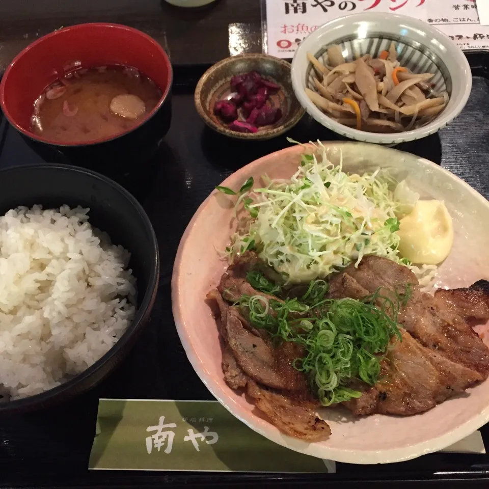 Snapdishの料理写真:居酒屋ランチ。豚しょうが焼き定食|大石さん