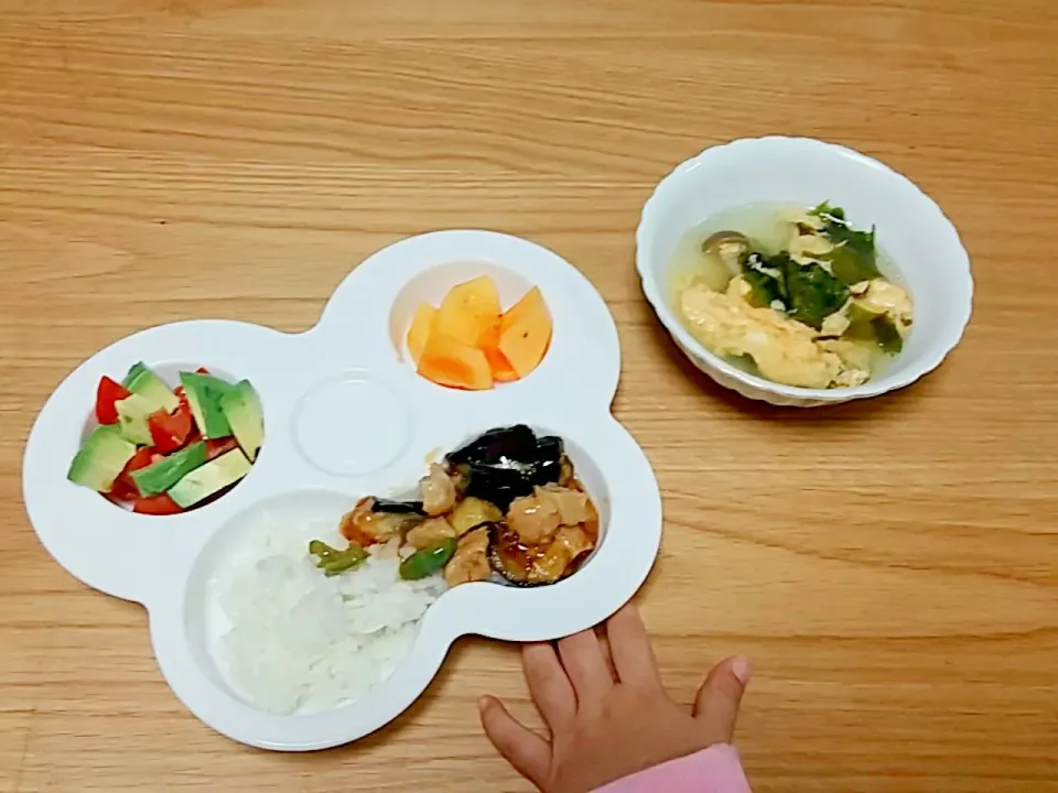 娘1歳7ヶ月のディナー🌃🍴my daughter's dinner
rice, sweet & sour meat balls,  avocado&tomato fresh salad, permisson fruit and seaweed egg soup #toddler food # balance food |nene_rozieさん