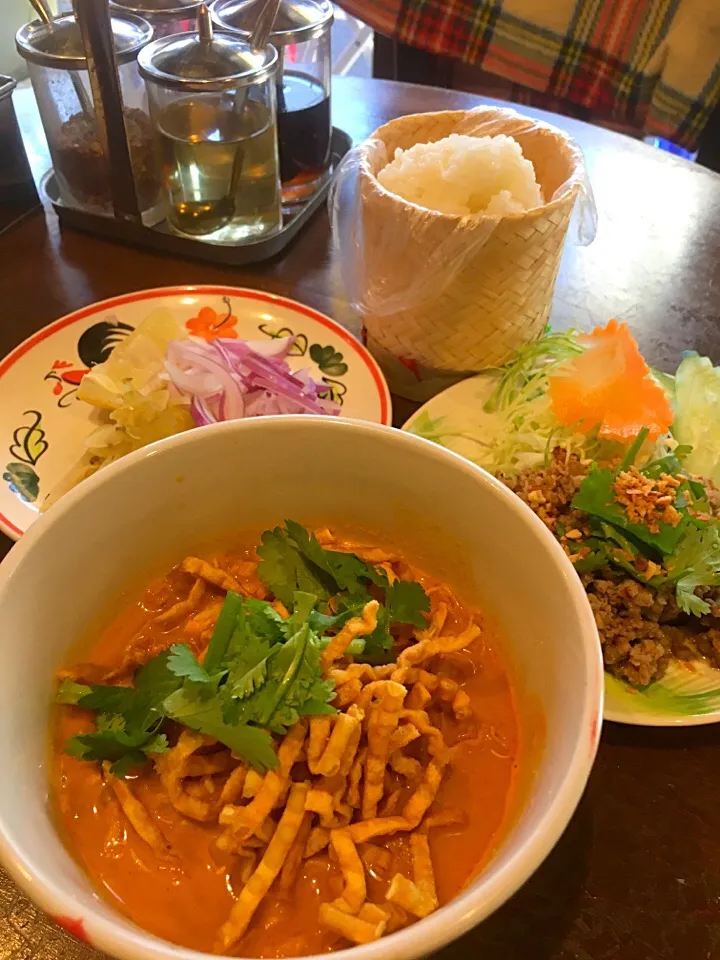 北タイ人気料理🇹🇭
カレーヌードル カオソーイ 豚ひき肉のスパイシー炒め ラープクア タイのもち米 カオニャオ、|ばなさん