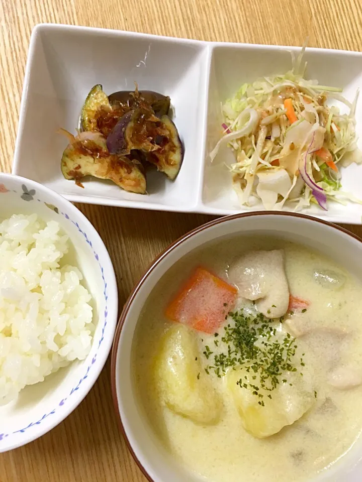 Snapdishの料理写真:シチュー、なすのレンチン浸し、サラダ、ご飯。

#ムスメご飯|mossan＠OSAKAさん