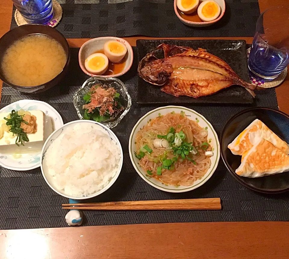 Snapdishの料理写真:夕飯...♪*ﾟ

あじの開き
冷奴
味付け玉子
ほうれん草のお浸し
麻婆春雨
わかめの味噌汁
はんぺんチーズ|sugisaki ❥❥さん