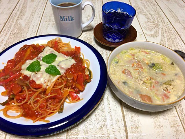 Snapdishの料理写真:今日の男飯(＞人＜;)

夜ごはんバージョン♬

自作鳥団子のコンソメスープをリメイク
豆乳スープ♬

チーズナポリタンスパゲッティ♬|ひーちゃんさん