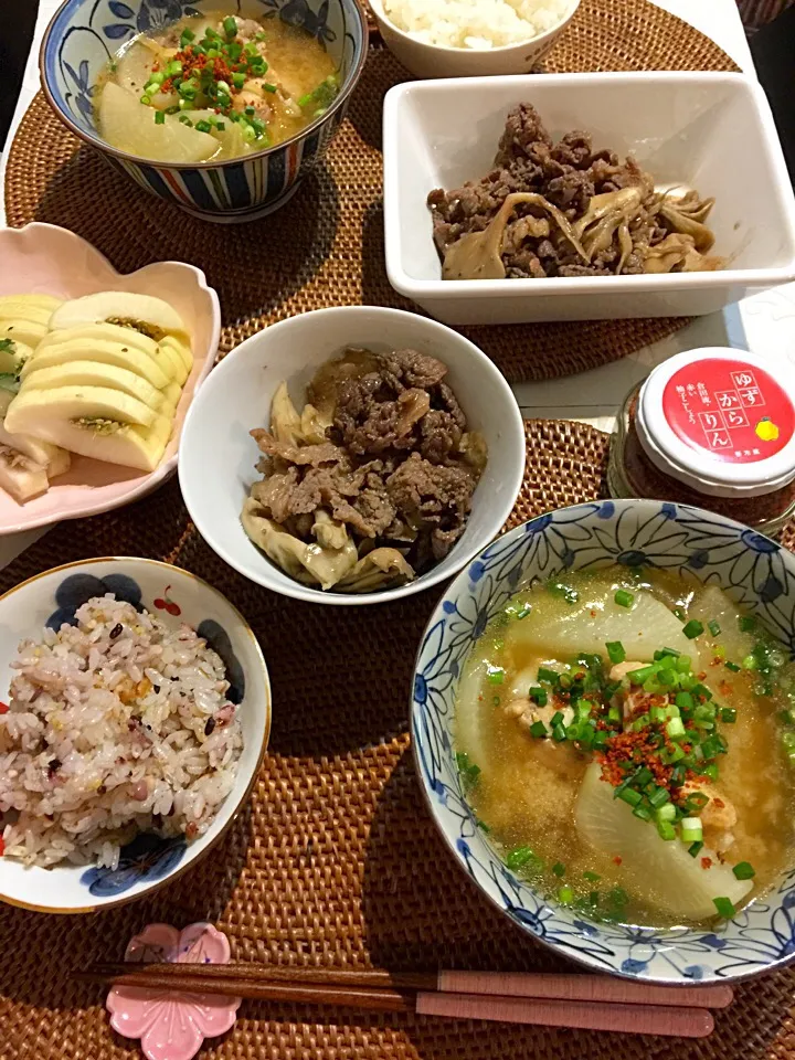 舞茸と牛肉の甘辛煮、手羽肉と大根のお味噌汁ゆずからりんがけ⌣̈⃝♡⌣̈⃝♡|高戸 あおいさん