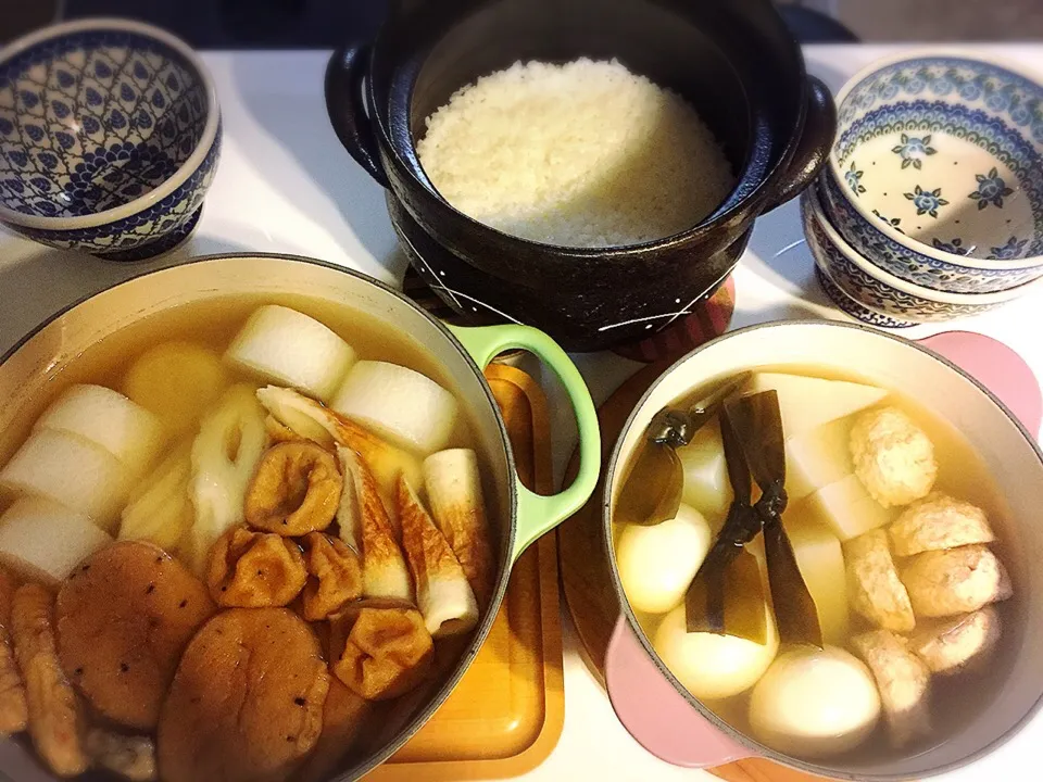 Snapdishの料理写真:ルクルーゼ2台使いでおでん🍢。新米を土鍋炊き。|nokorinさん