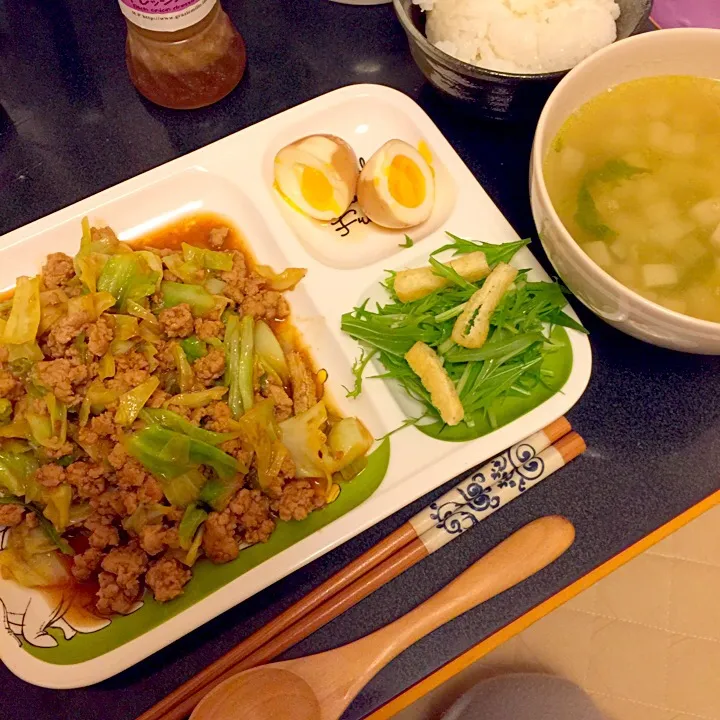 肉味噌キャベツ & 味玉 & 水菜のサラダ & カブのコンソメスープ|ぺろたんさん