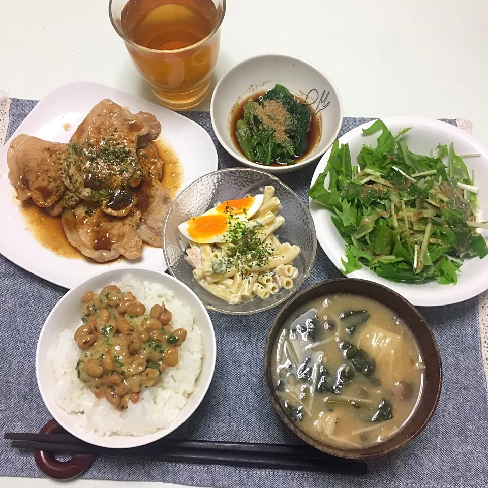 ・豚肉の生姜焼き ・水菜サラダ ・マカロニサラダ ・ほうれん草のお浸し ・キノコとほうれん草のみそ汁・シソ入り納豆かけご飯|とうふさん