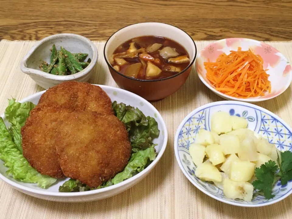 モロッコインゲンの胡麻和え・豚汁・にんじんナムル・粉ふきいも・お肉屋さんのメンチカツ|美也子さん