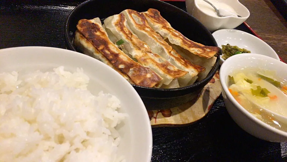 鉄鍋餃子定食を頂きました。|momongatomoさん