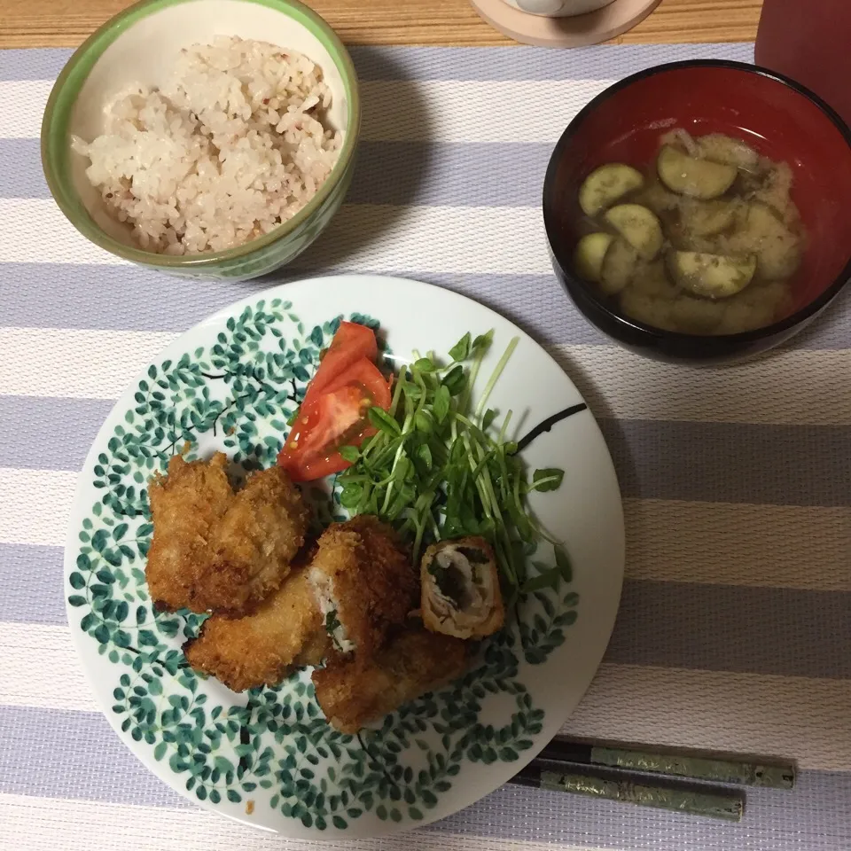 豚のミルフィーユカツ（in 大葉＆梅）と茄子のお味噌汁|なおみキャンベルさん